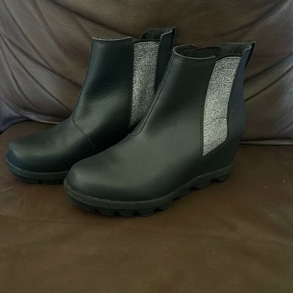 Gently used girls size 3 Sorel wedges!
